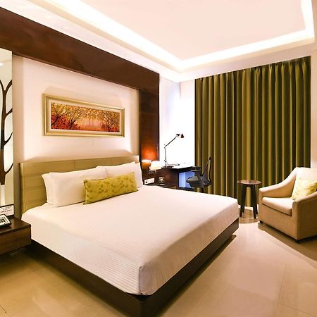 Hotel Doubletree By Hilton Gurugram Baani Square Gurgaon Exterior foto