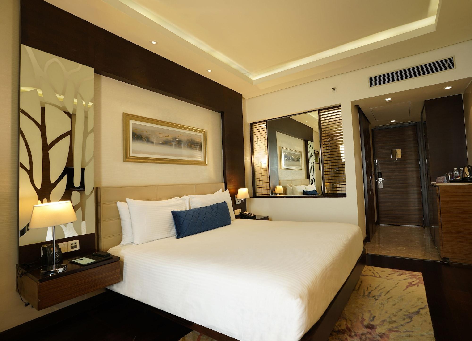 Hotel Doubletree By Hilton Gurugram Baani Square Gurgaon Exterior foto