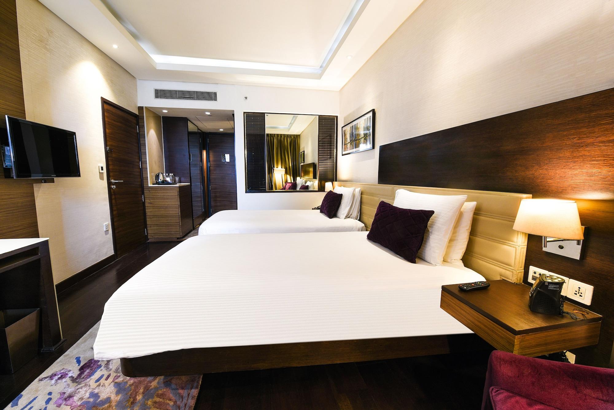Hotel Doubletree By Hilton Gurugram Baani Square Gurgaon Exterior foto