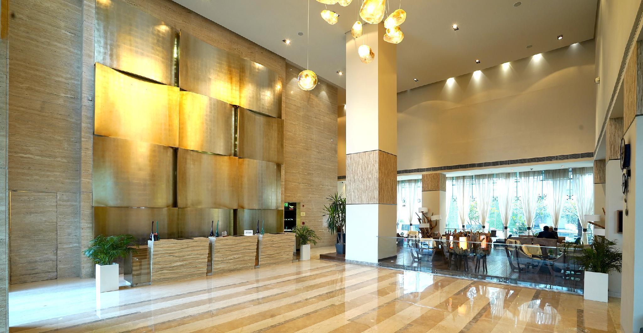 Hotel Doubletree By Hilton Gurugram Baani Square Gurgaon Exterior foto