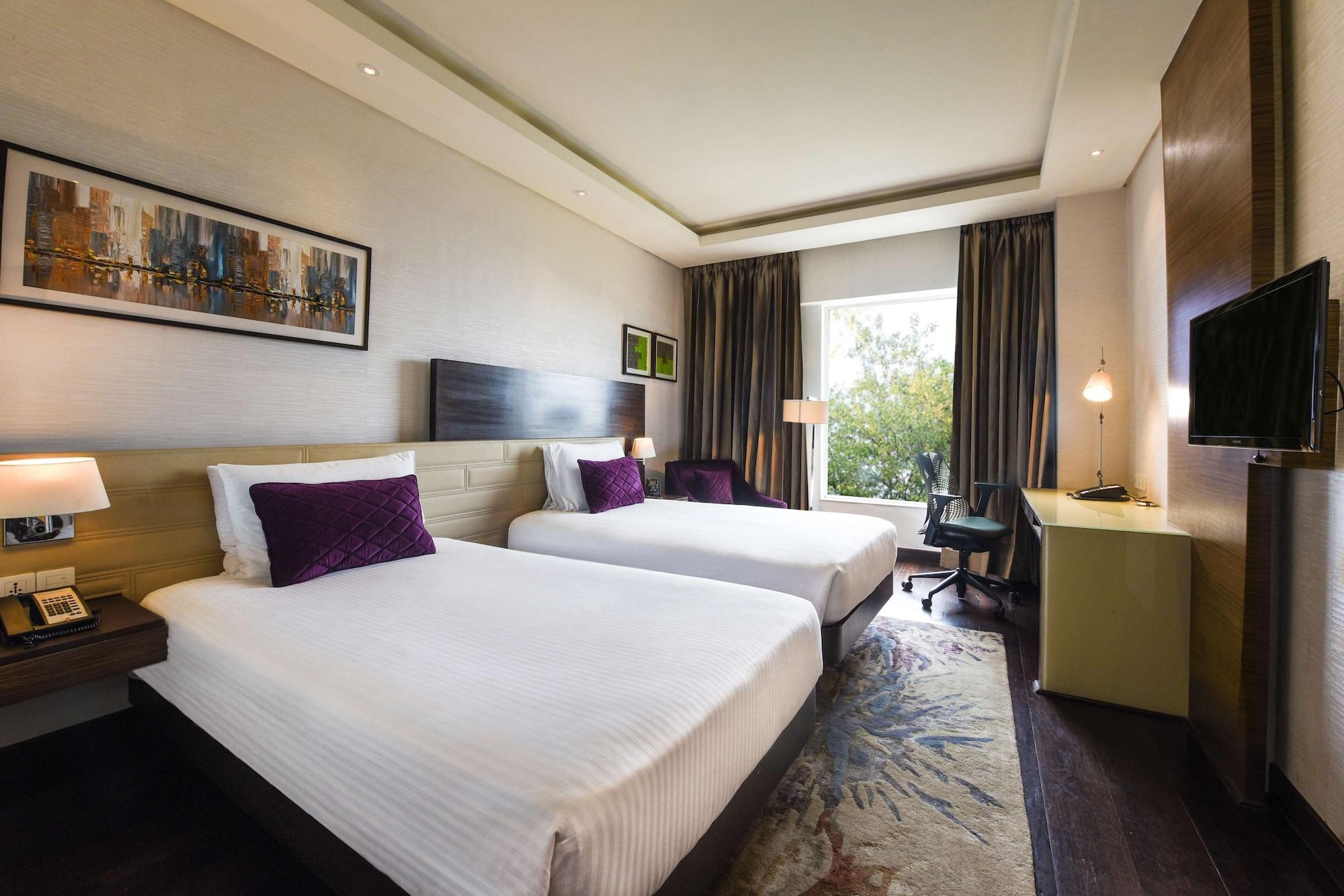 Hotel Doubletree By Hilton Gurugram Baani Square Gurgaon Exterior foto