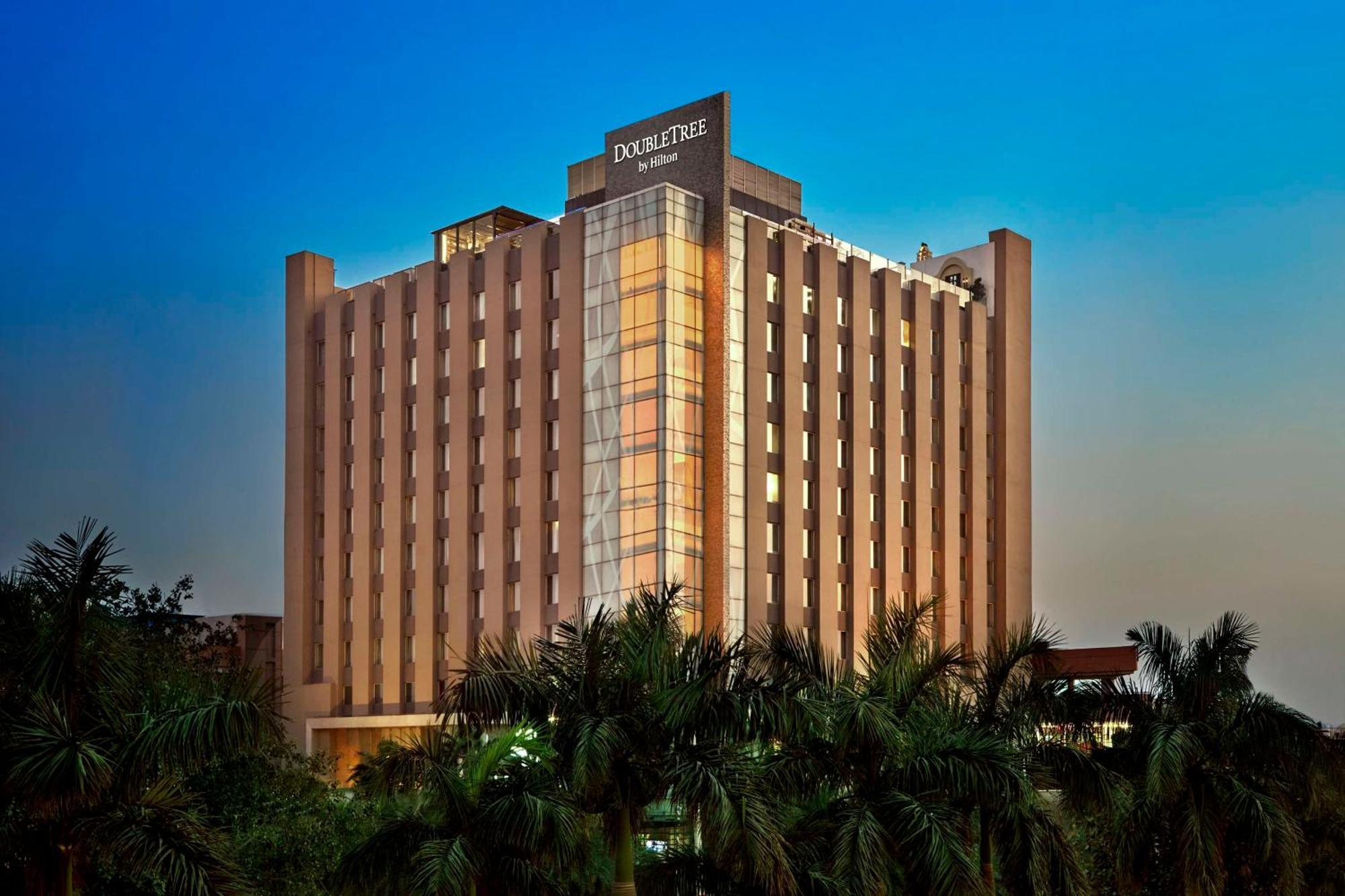 Hotel Doubletree By Hilton Gurugram Baani Square Gurgaon Exterior foto