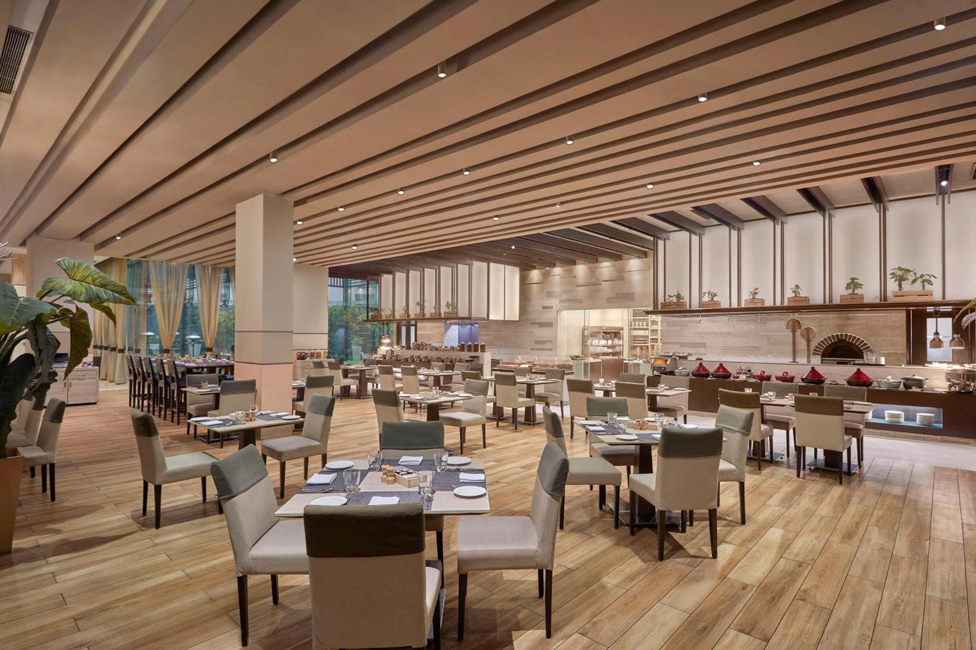 Hotel Doubletree By Hilton Gurugram Baani Square Gurgaon Exterior foto