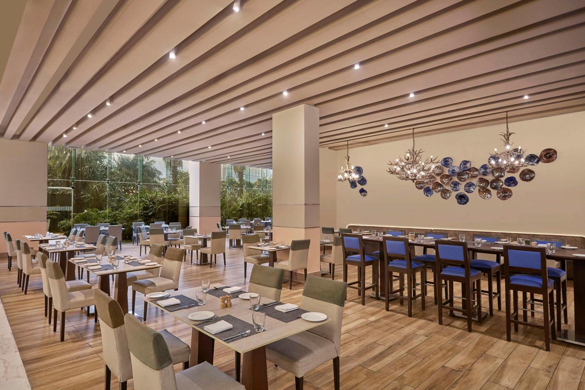 Hotel Doubletree By Hilton Gurugram Baani Square Gurgaon Exterior foto