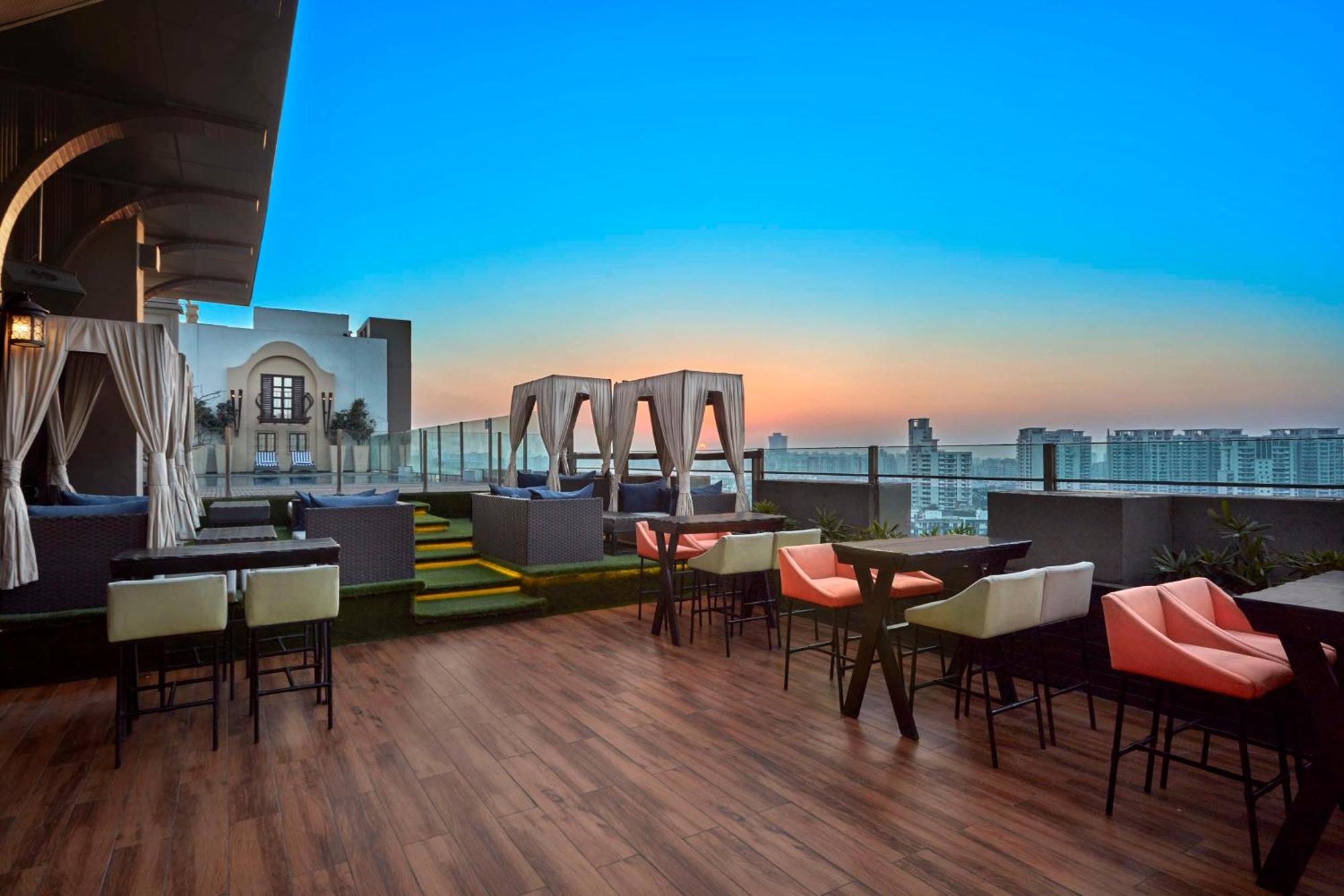 Hotel Doubletree By Hilton Gurugram Baani Square Gurgaon Exterior foto