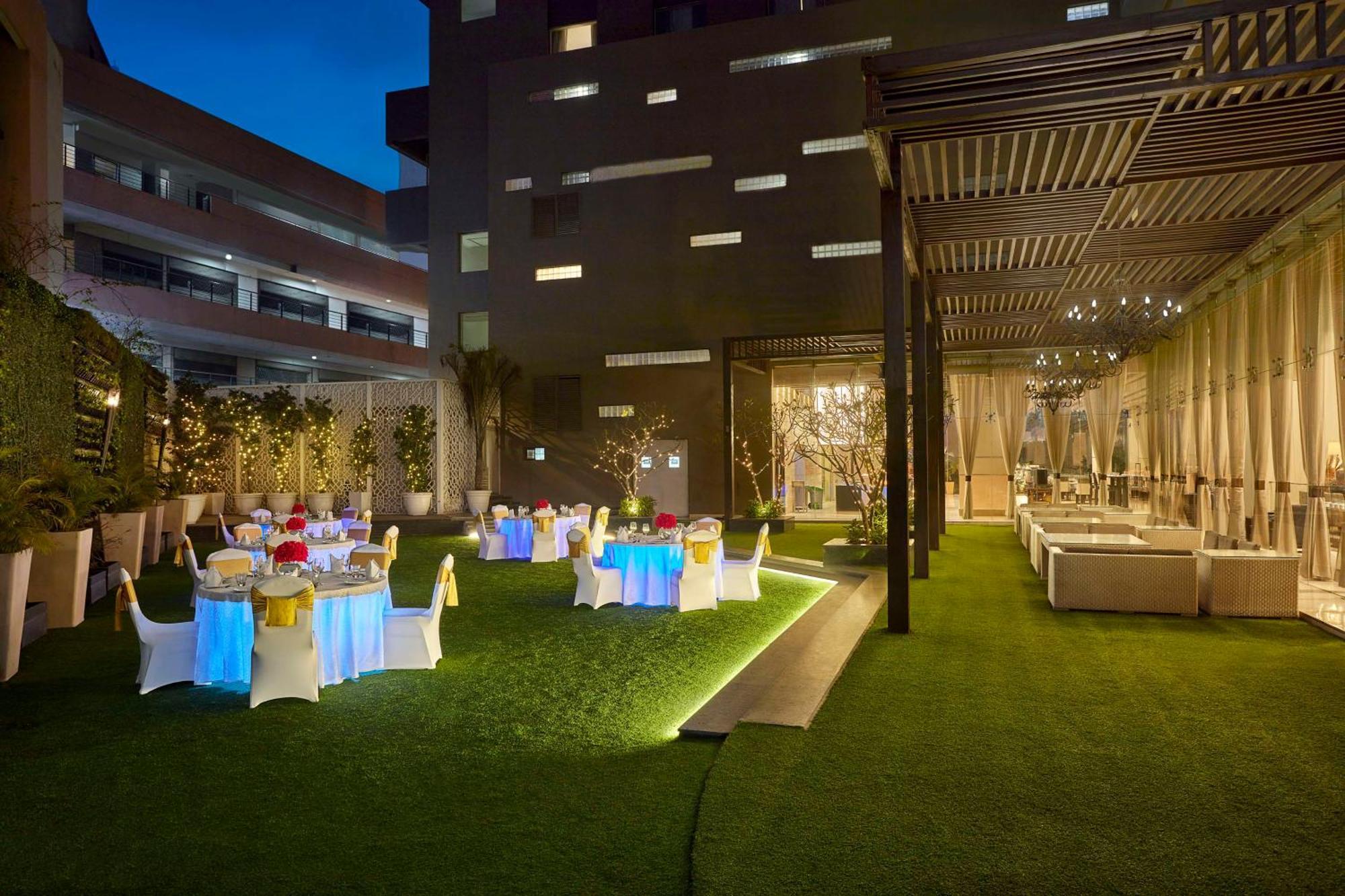 Hotel Doubletree By Hilton Gurugram Baani Square Gurgaon Exterior foto