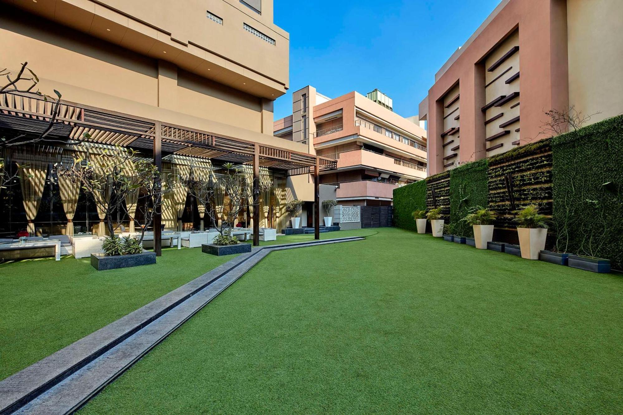 Hotel Doubletree By Hilton Gurugram Baani Square Gurgaon Exterior foto