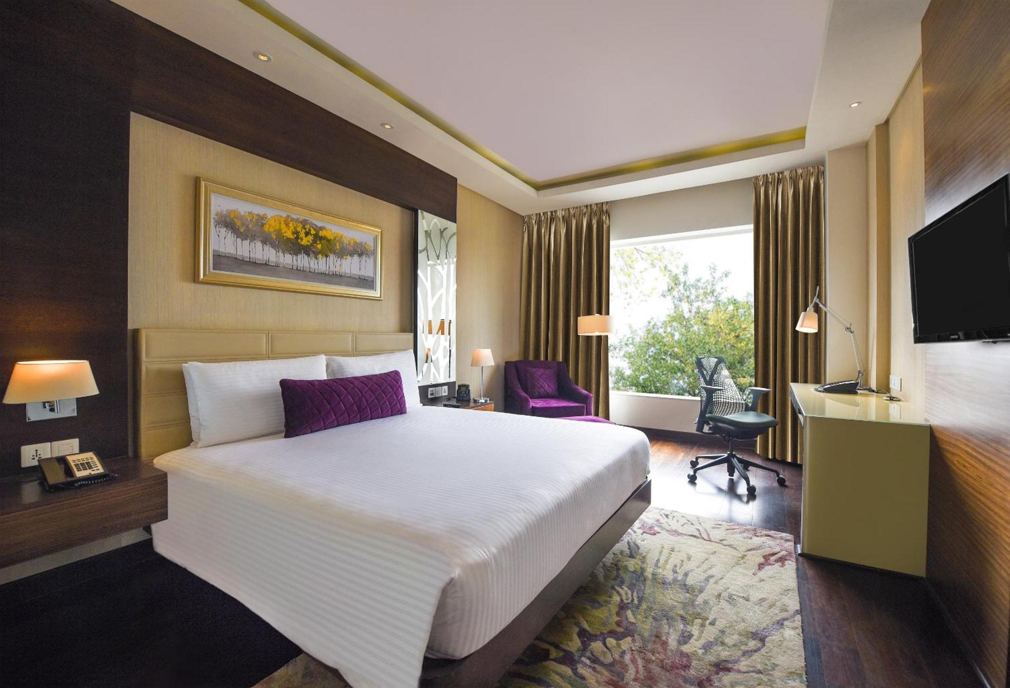 Hotel Doubletree By Hilton Gurugram Baani Square Gurgaon Exterior foto
