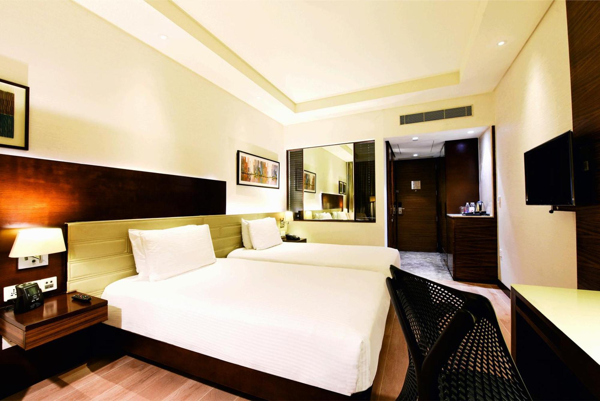 Hotel Doubletree By Hilton Gurugram Baani Square Gurgaon Exterior foto