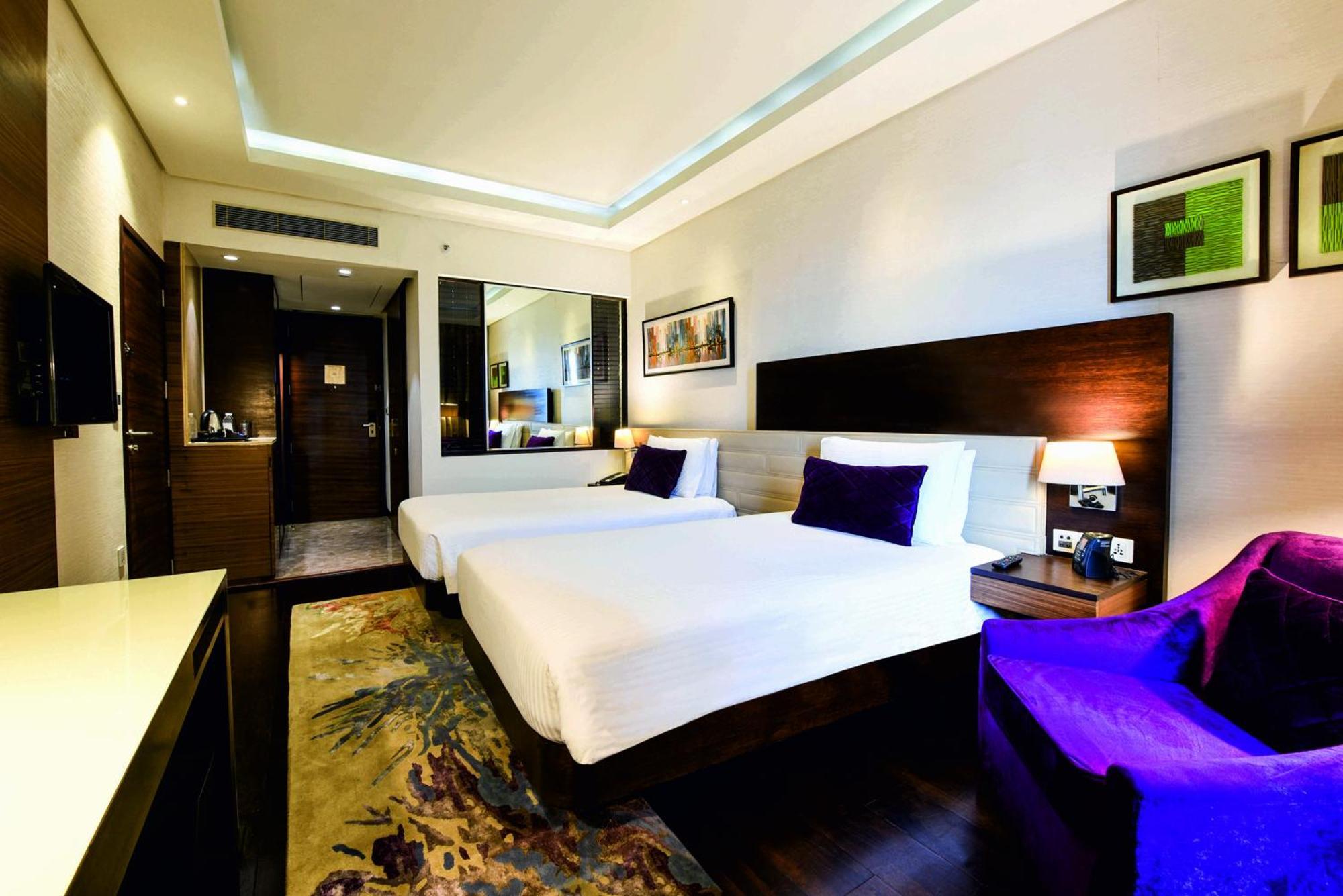 Hotel Doubletree By Hilton Gurugram Baani Square Gurgaon Exterior foto