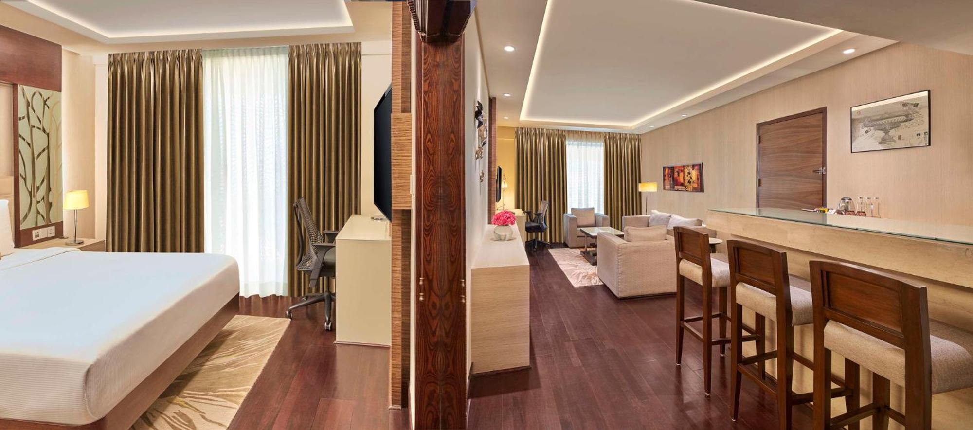 Hotel Doubletree By Hilton Gurugram Baani Square Gurgaon Exterior foto
