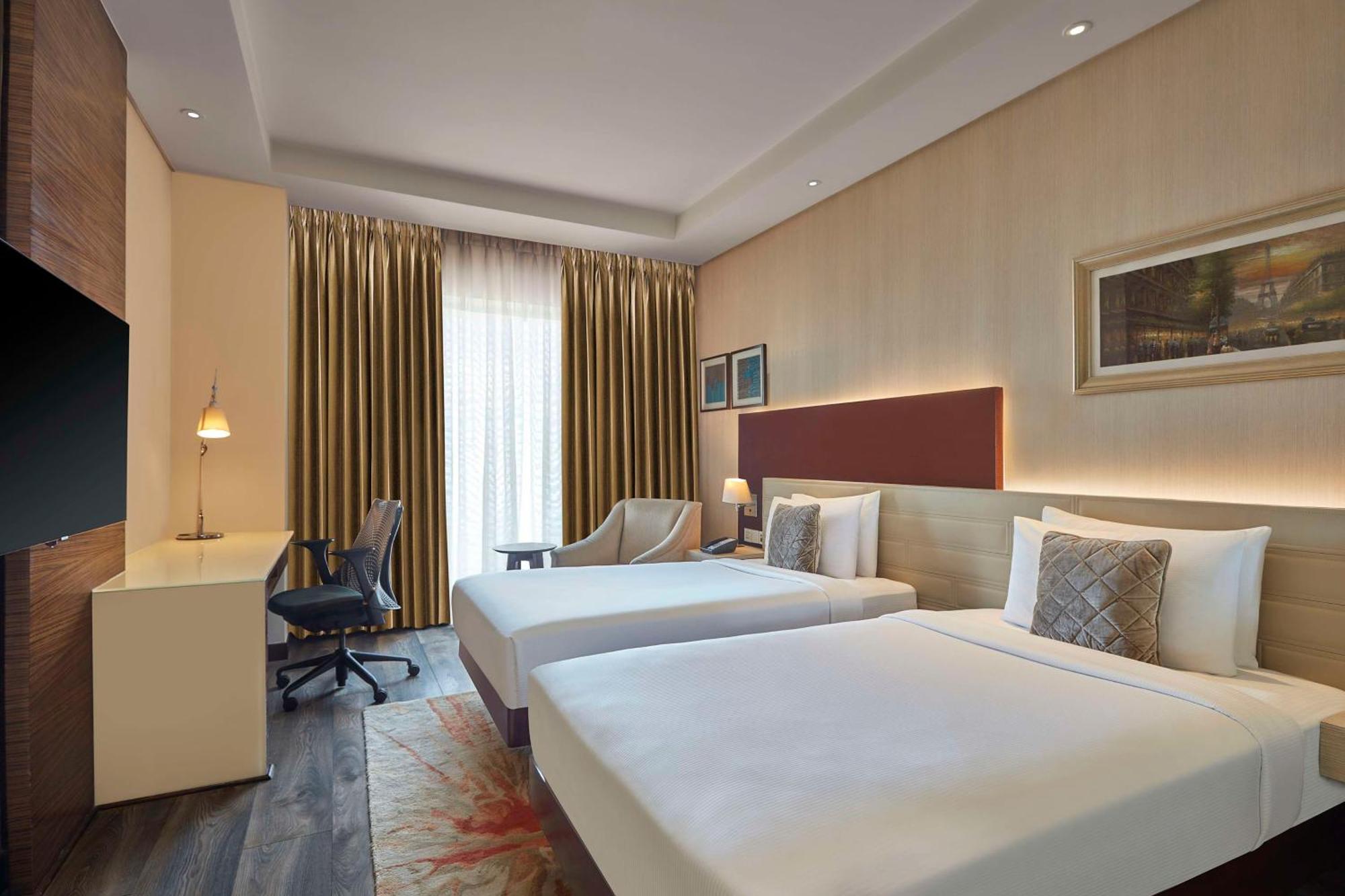 Hotel Doubletree By Hilton Gurugram Baani Square Gurgaon Exterior foto