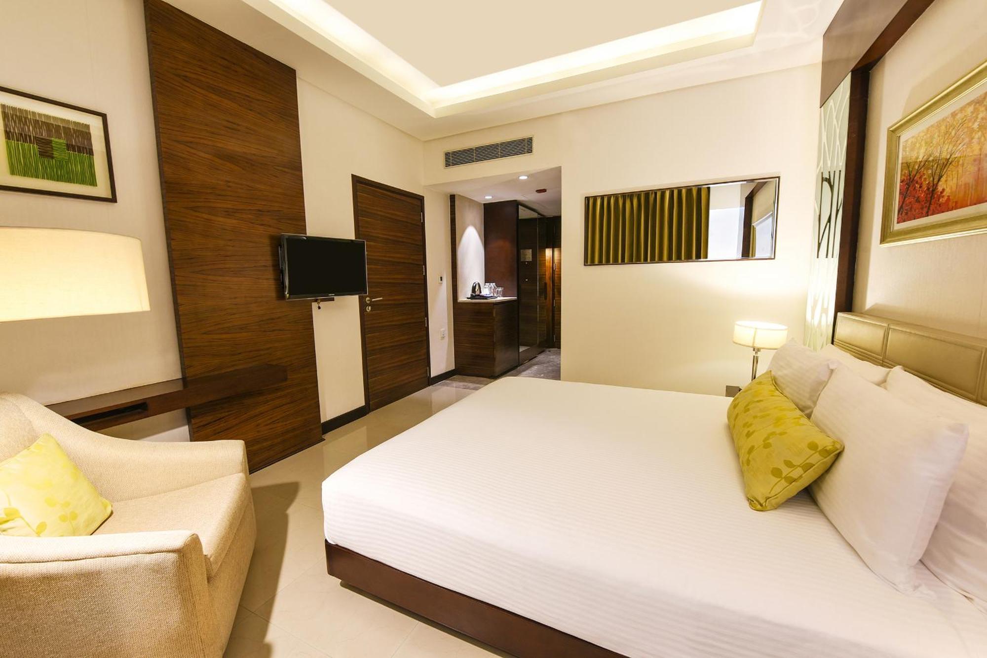Hotel Doubletree By Hilton Gurugram Baani Square Gurgaon Exterior foto