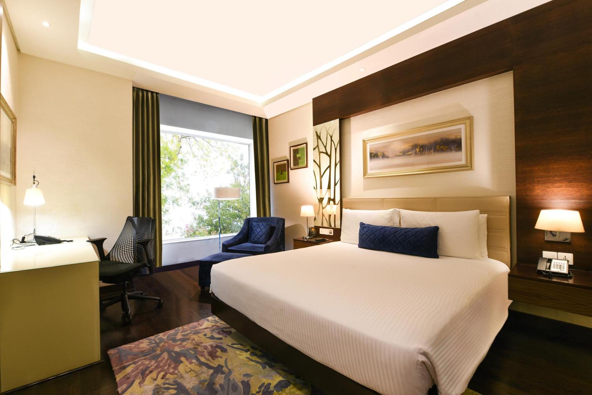Hotel Doubletree By Hilton Gurugram Baani Square Gurgaon Exterior foto