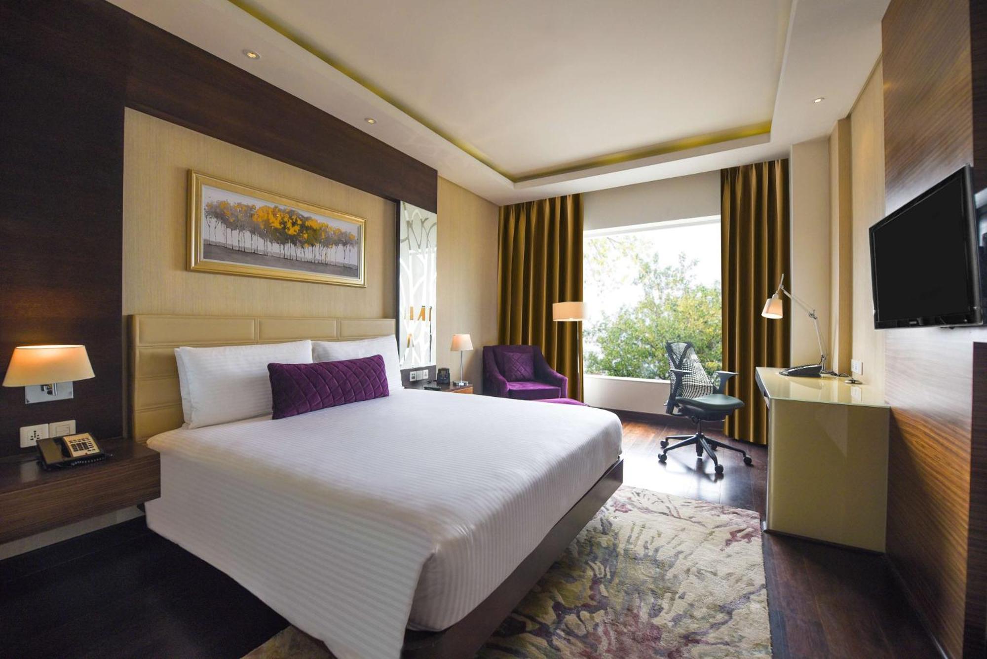 Hotel Doubletree By Hilton Gurugram Baani Square Gurgaon Exterior foto