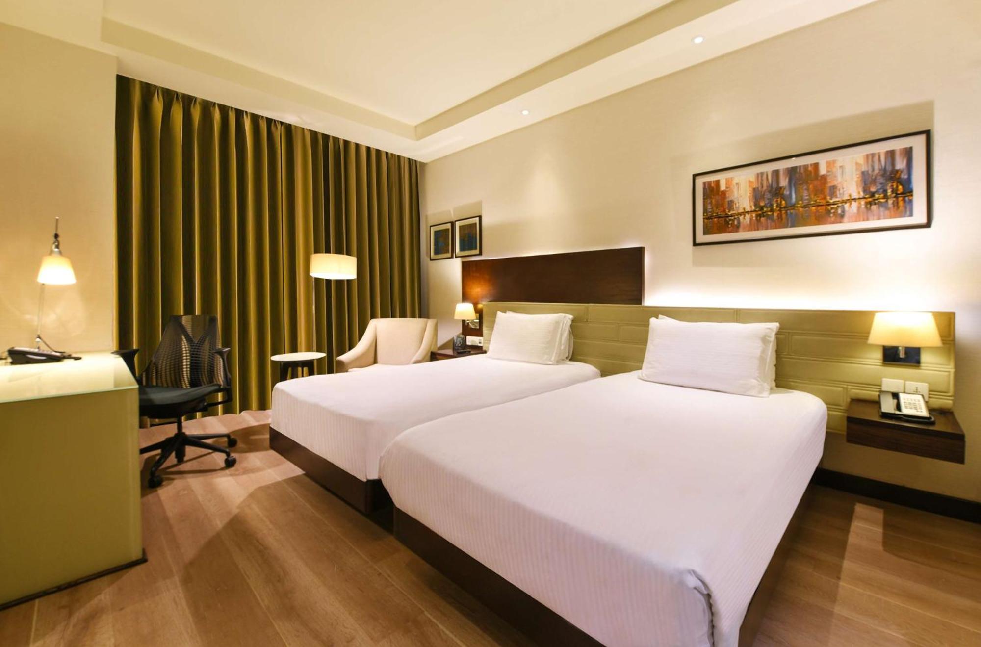 Hotel Doubletree By Hilton Gurugram Baani Square Gurgaon Exterior foto