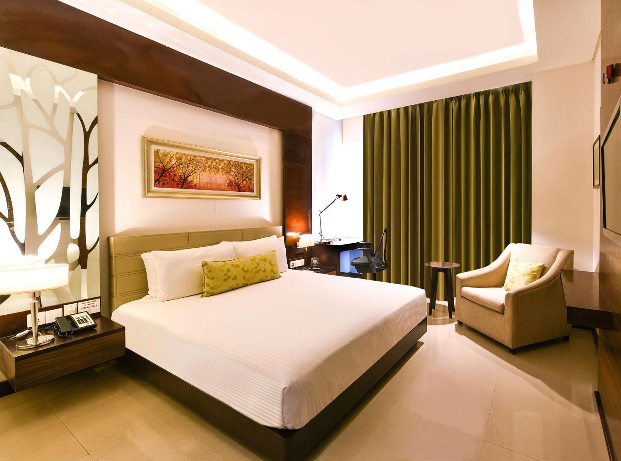 Hotel Doubletree By Hilton Gurugram Baani Square Gurgaon Exterior foto