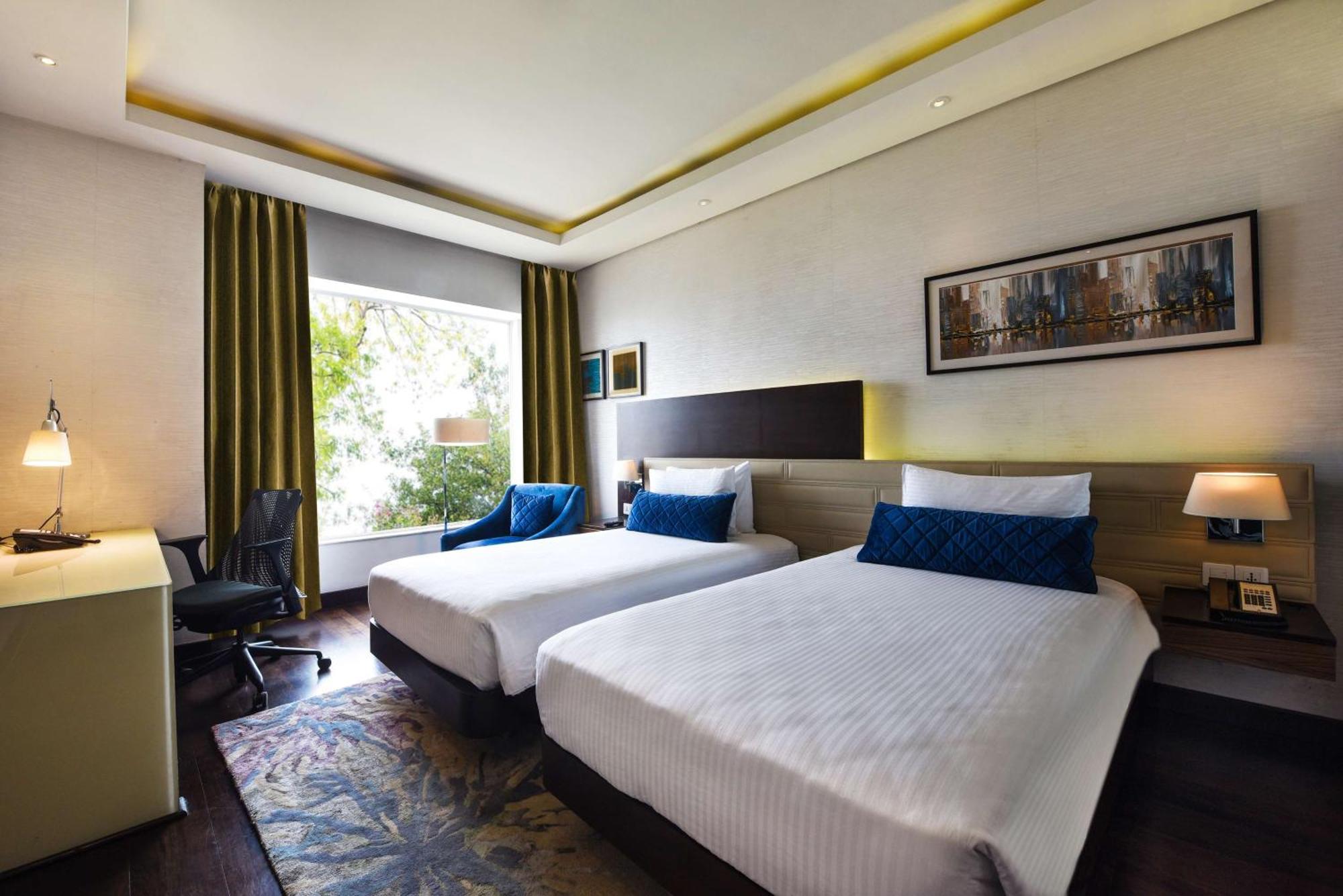 Hotel Doubletree By Hilton Gurugram Baani Square Gurgaon Exterior foto