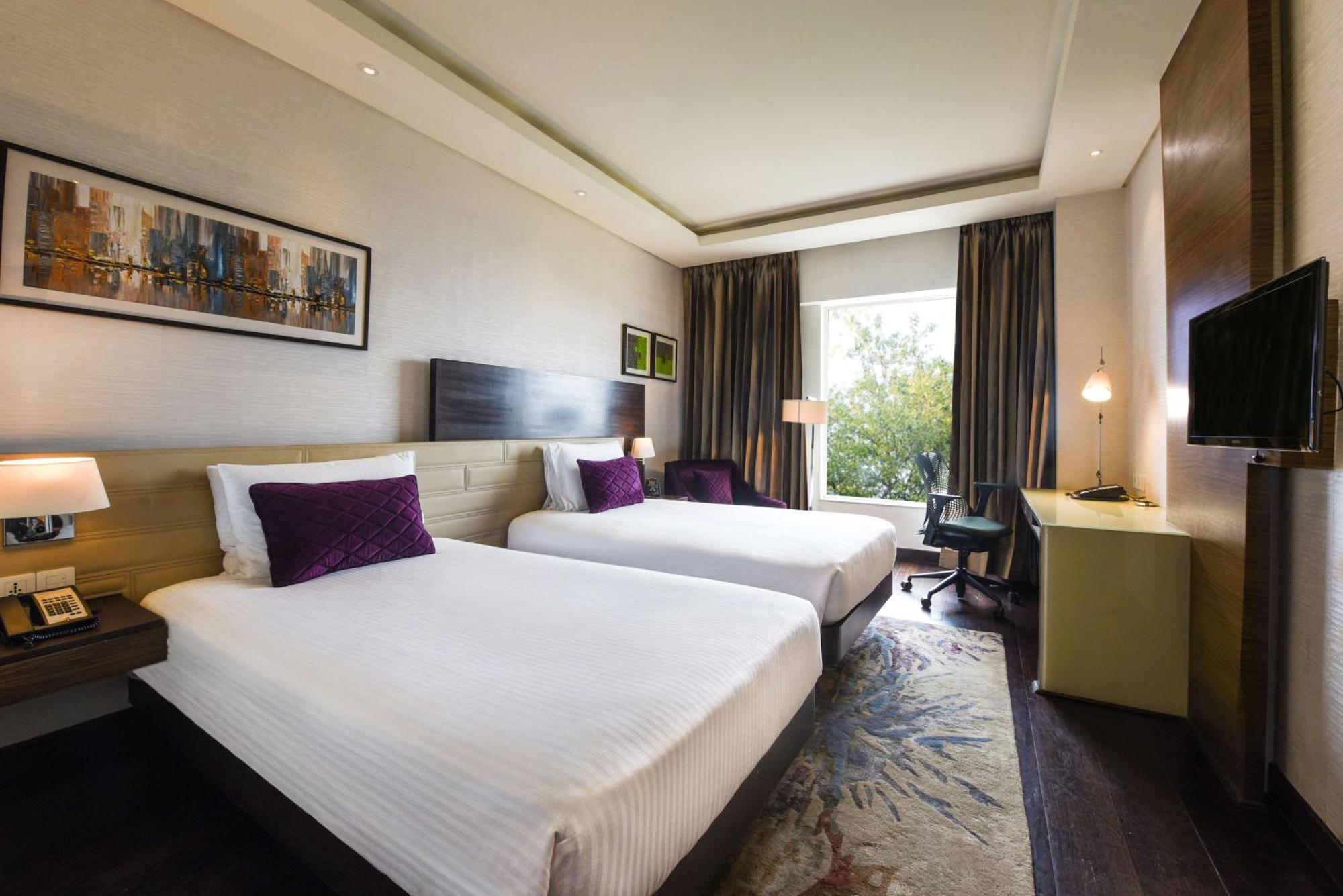 Hotel Doubletree By Hilton Gurugram Baani Square Gurgaon Exterior foto