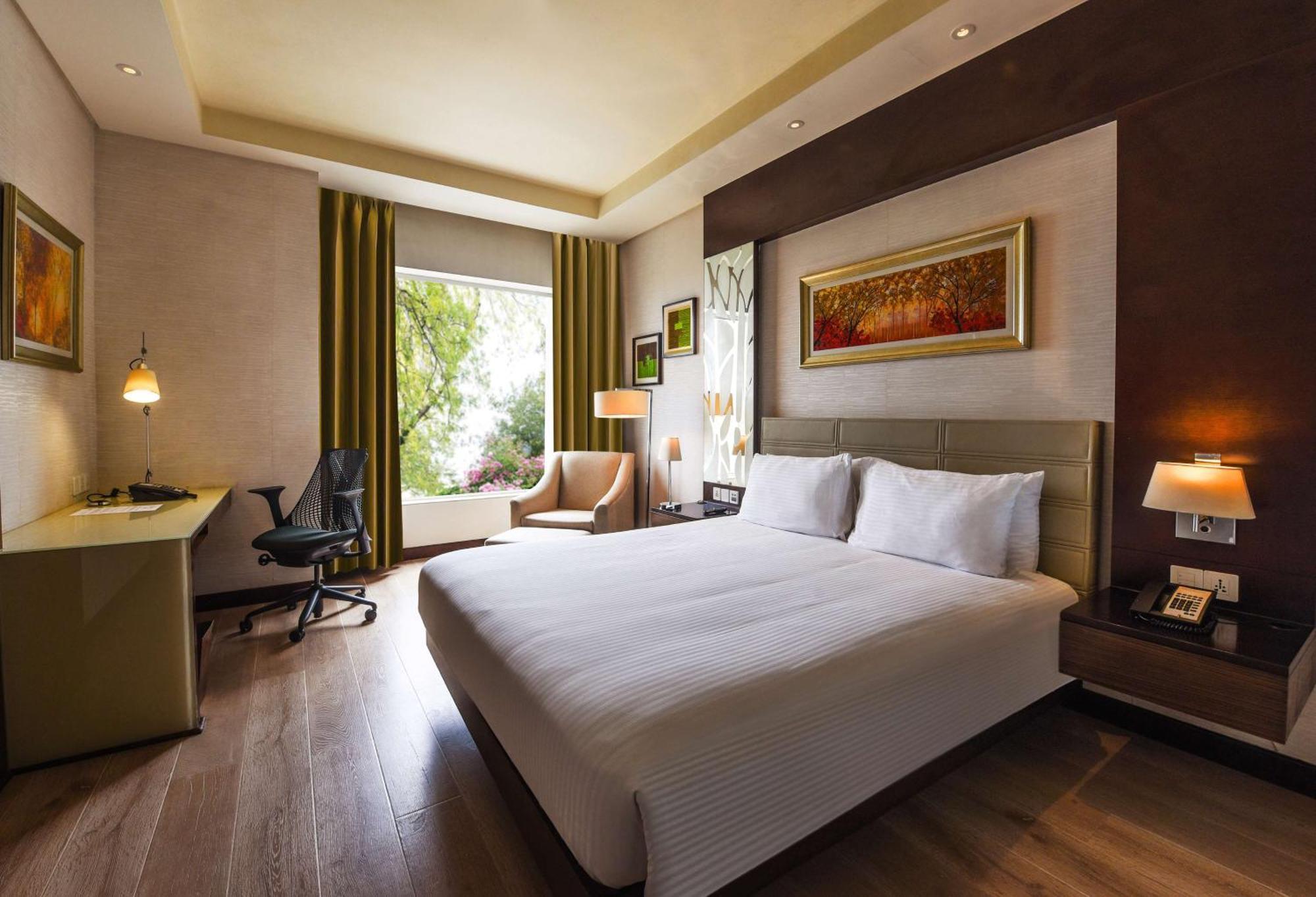 Hotel Doubletree By Hilton Gurugram Baani Square Gurgaon Exterior foto