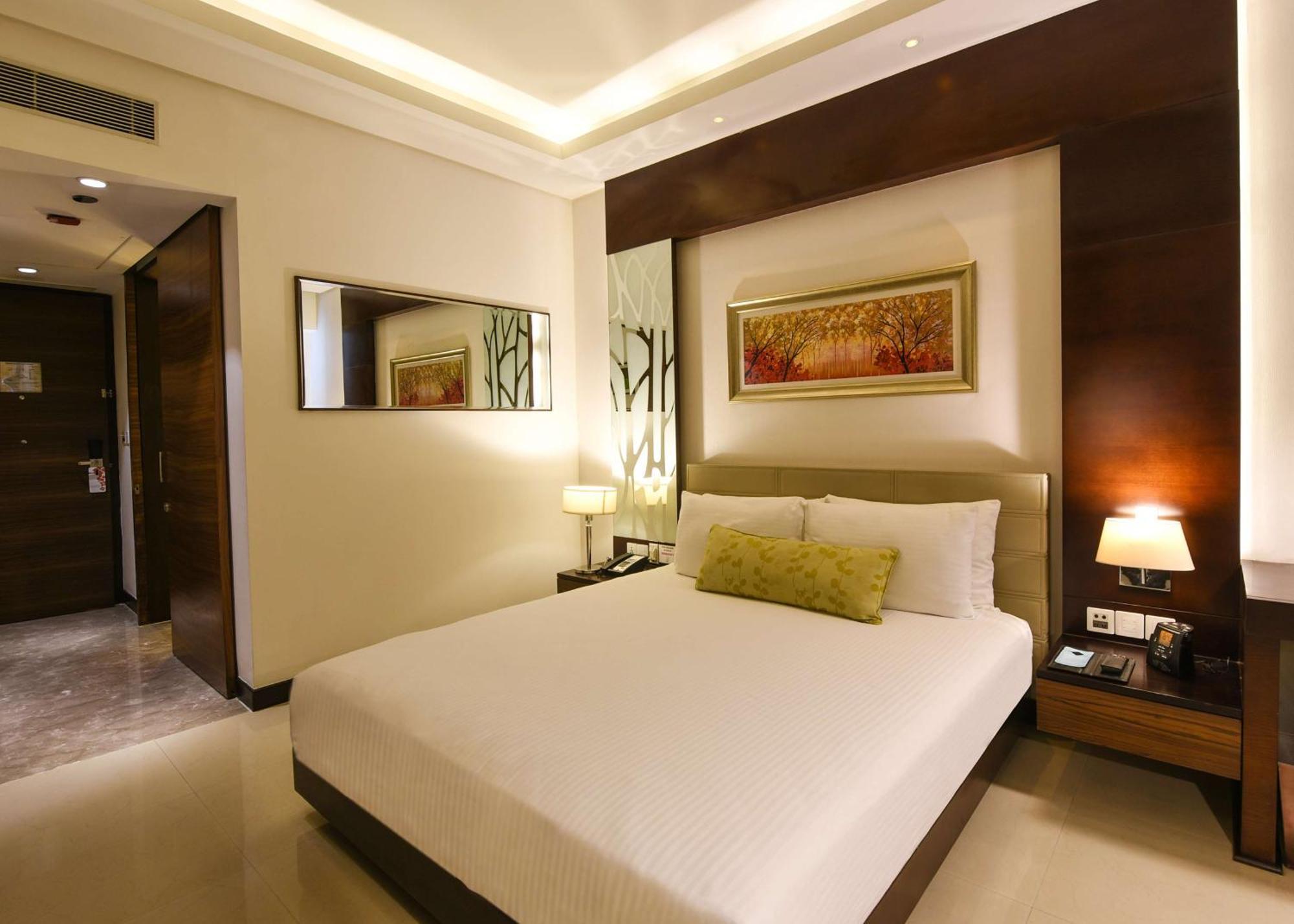 Hotel Doubletree By Hilton Gurugram Baani Square Gurgaon Exterior foto