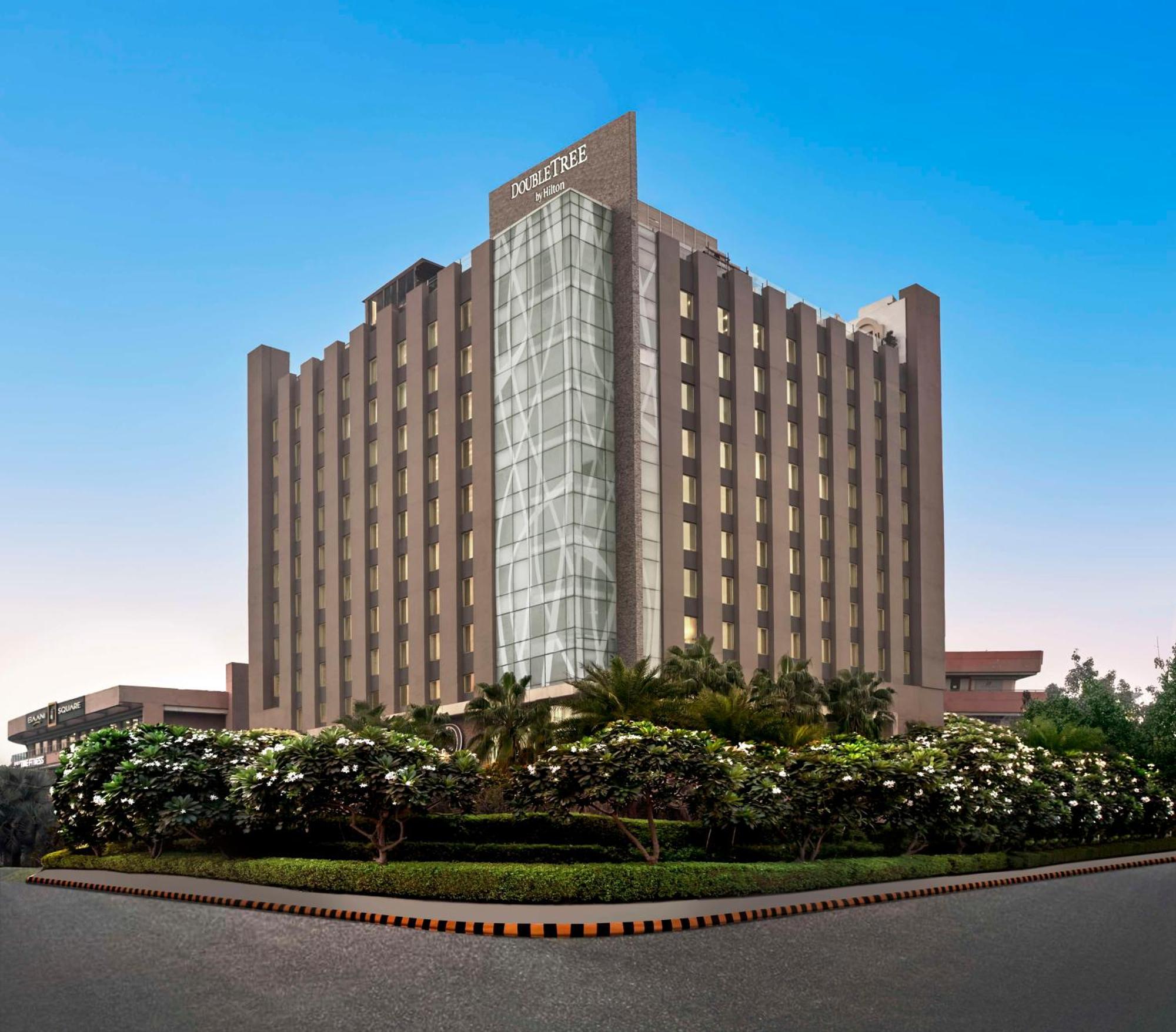 Hotel Doubletree By Hilton Gurugram Baani Square Gurgaon Exterior foto