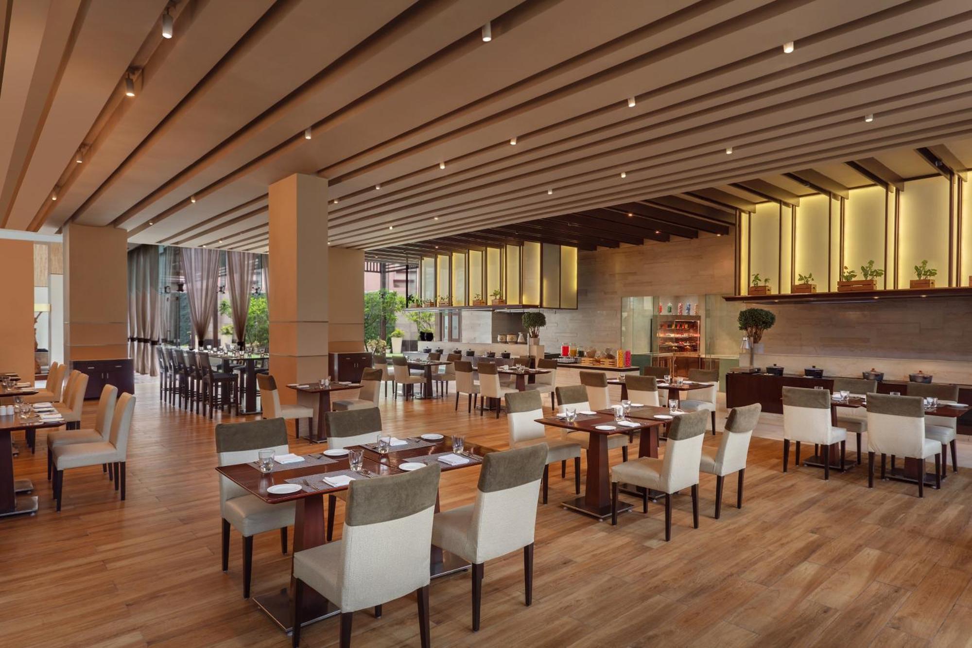 Hotel Doubletree By Hilton Gurugram Baani Square Gurgaon Exterior foto