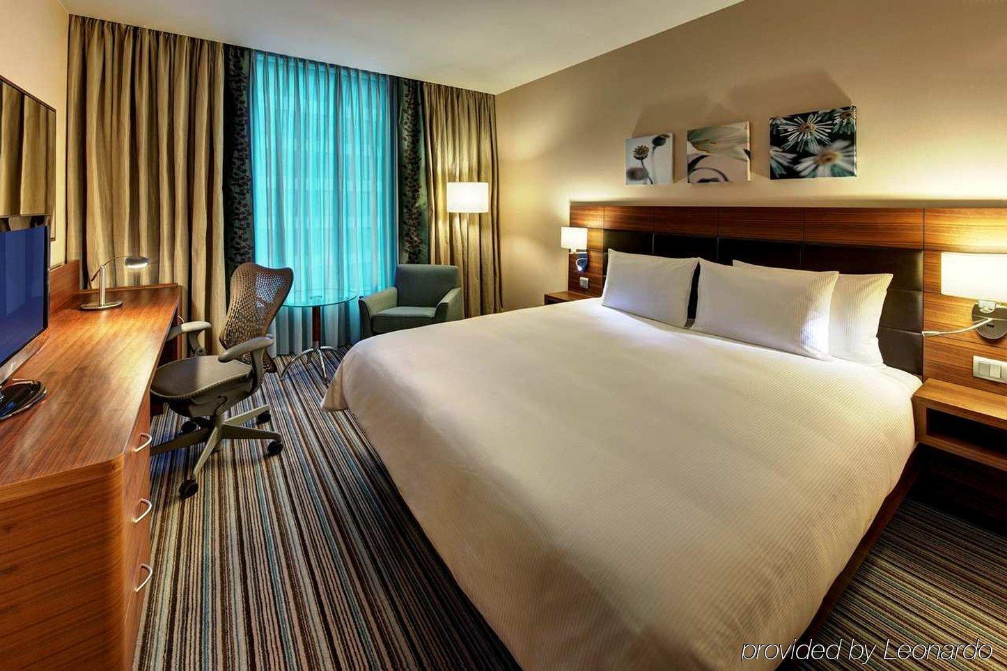 Hotel Doubletree By Hilton Gurugram Baani Square Gurgaon Zimmer foto